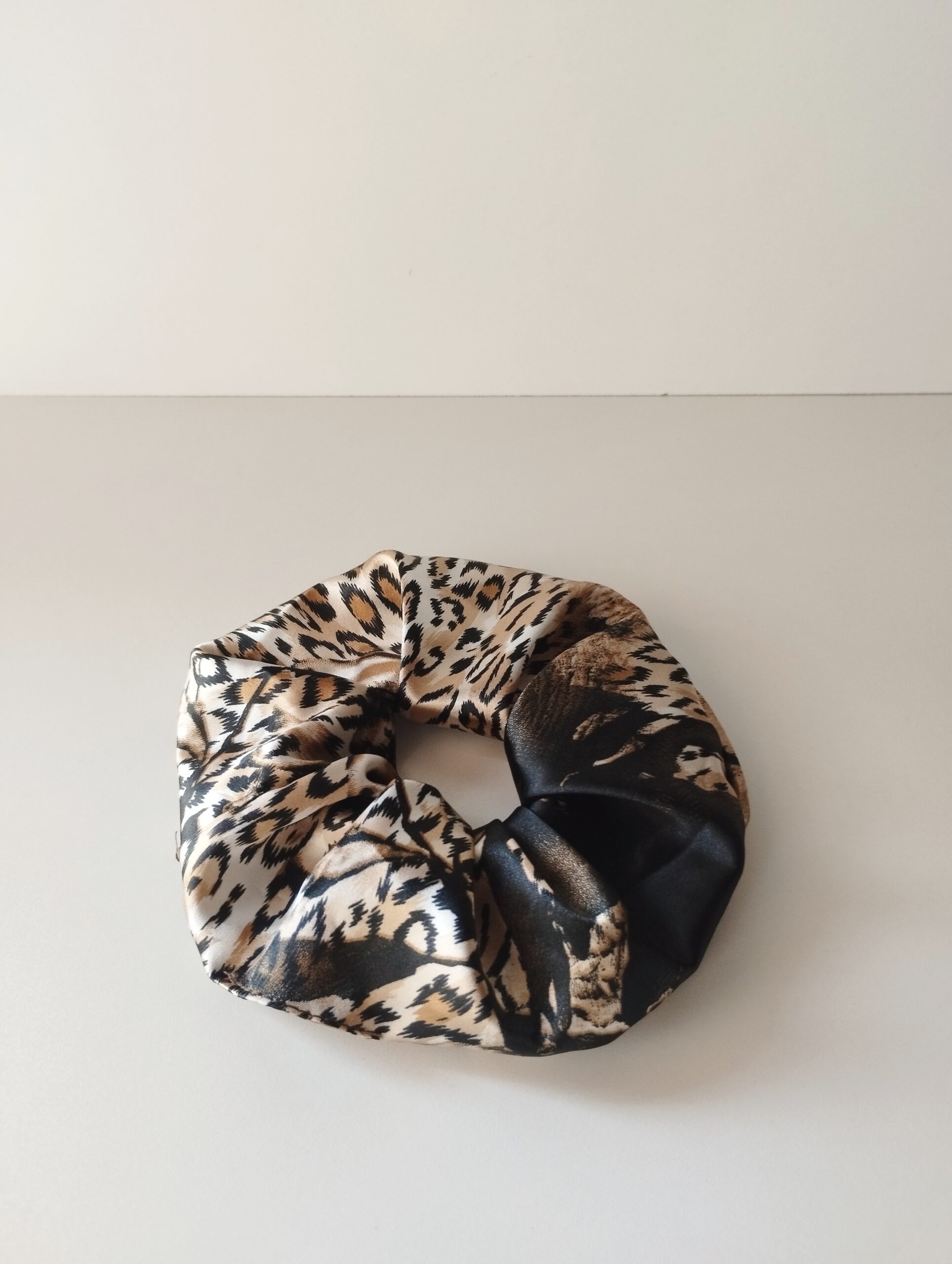 1000014147 Χειροποίητο σατέν scrunchie λεοπάρ - Image 1