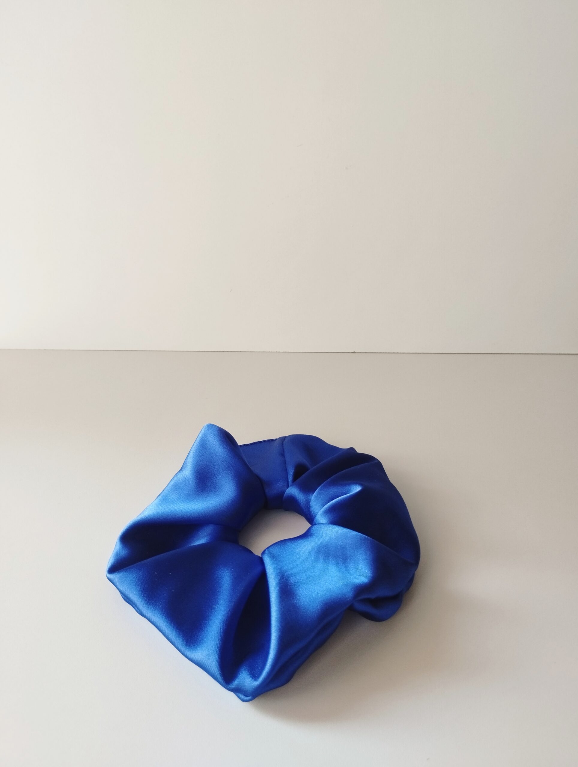 1000014156 Χειροποίητο σατέν scrunchie μπλε - Image 1