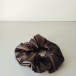 Χειροποίητο σατέν scrunchie καφέ
