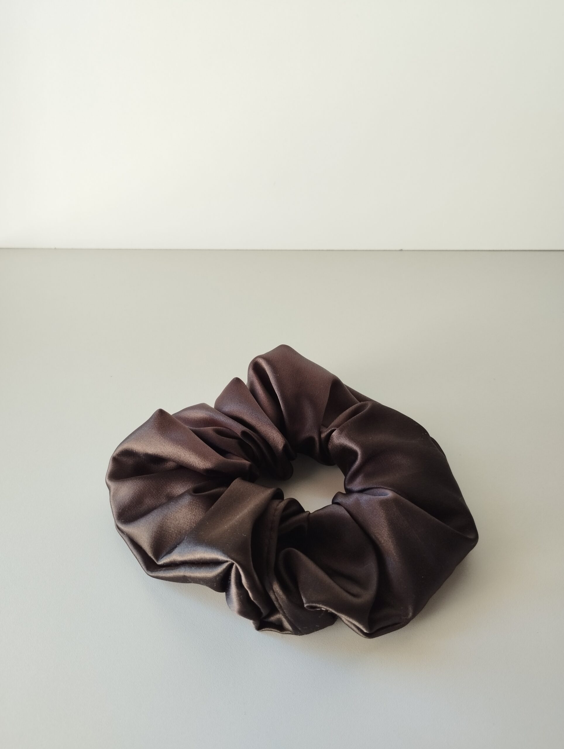 1000015936 Χειροποίητο σατέν scrunchie καφέ - Image 1